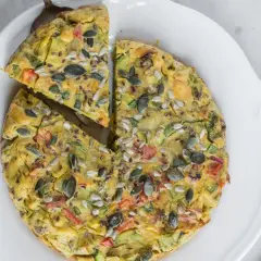 Frittata di verdure con semi, un'idea gustosa per le tue ricette con farina di ceci.