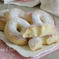 Ciambelle al forno soffici e profumate, cosparse di zucchero a velo, pronte per una colazione golosa.