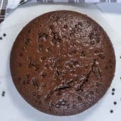 Torta al cioccolato senza burro, soffice e ricca, cosparsa di gocce di cioccolato. Un'esplosione di gusto per ogni occasione.
