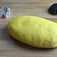 Pasta frolla Bimby pronta per essere trasformata in biscotti con formine a orsetto, cuore e farfalla.