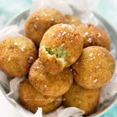 Polpette di zucchine e ricotta dorate e croccanti, cosparse di sale grosso. Una delizia da gustare!