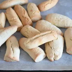 Biscotti morbidissimi in 5 minuti ricetta: una teglia piena di dolcetti dorati, perfetti per una pausa golosa.