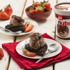 Brownies con gelato al cioccolato e fragole, accompagnati da un barattolo di Nutella. Un'esplosione di golosità!