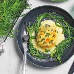 Piatto di pesce con salsa gialla e salicornia, un'idea per ricette senza glutine facili e gustose.