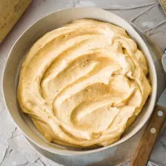 Crema soffice e invitante, perfetta per la tua burro di arachidi ricetta. Un cucchiaio attende di assaggiarla.