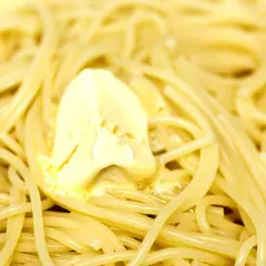 Un piatto di pasta in bianco fumante, con una generosa porzione di burro che si scioglie. Semplice e deliziosa.