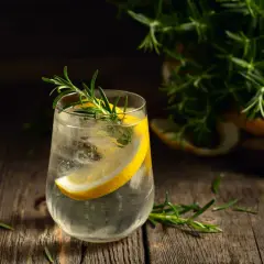 Un rinfrescante gin tonic con limone e rosmarino, perfetto per la tua ricetta estiva.