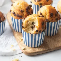 Muffin con gocce di cioccolato, perfetti per la friggitrice ad aria. Uno è stato morso, mostrando l'interno soffice.