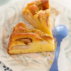 Fette di torta di mele senza burro, soffice e profumata, guarnita con pistacchi tritati.