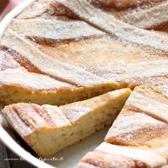 Deliziosa pastiera napoletana con la sua croccante pasta frolla, cosparsa di zucchero a velo.