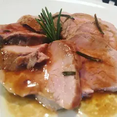 Filetto di maiale in padella morbido, succulento e profumato al rosmarino, nappato con il suo sughetto.