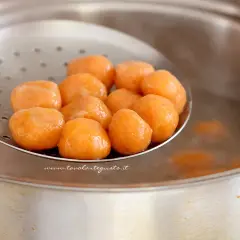 Gnocchi di zucca appena scolati, pronti per essere gustati.