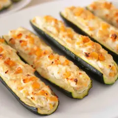 Zucchine ripiene vegetariane dorate e gratinate, un piatto gustoso e leggero.