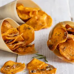 Patatine croccanti alle erbe in coni di carta, perfette per 10 ricette con le patate veloci.