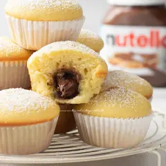 Muffin con cuore morbido di Nutella, una ricetta muffin semplici perfetta per ogni occasione. Spolverati di zucchero a velo.