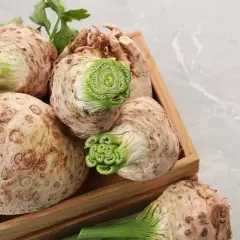 Sedano rapa freschi in una cassetta di legno, pronti per gustose ricette.