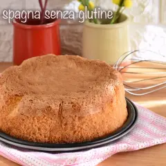 Un soffice pan di spagna senza glutine, pronto per essere farcito. La sua consistenza leggera lo rende perfetto per ogni occasione.
