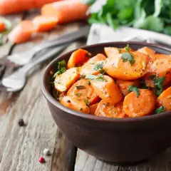 Carote glassate in una ciotola, perfette per tante ricette con carote.