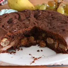 Torta pere e cioccolato con pezzi di pera visibili all'interno. Deliziosa e invitante, pronta per essere gustata.