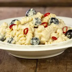 Pasta al tonno in bianco con olive nere e peperoncino, un piatto semplice ma gustoso.