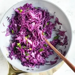 Cavolo rosso saltato in padella, un'idea per cavolo rosso ricette velocissime. Un contorno colorato e saporito pronto in pochi minuti.