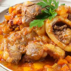 Ossobuco succulento in umido con verdure, un'ottima ossobuco ricetta veloce per un pranzo saporito.