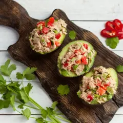 Avocado ripieni di tonno e verdure, un'idea fresca per le tue ricette con avocado.