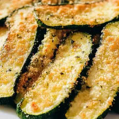 Fettine di zucchine impanate e cotte al forno, un'idea sfiziosa per le tue ricette con zucchine.