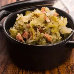 Cavolo cappuccio stufato con pancetta, un'idea gustosa per le tue ricette.