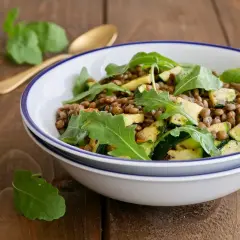 Insalata di lenticchie con zucchine e rucola, un piatto fresco e saporito, pronto per essere gustato.