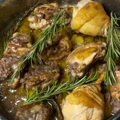 Pollo alla cacciatora ricetta della nonna, succulento e profumato, cotto in padella con rosmarino fresco.
