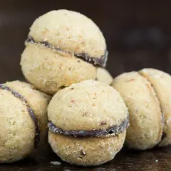 Baci di dama, deliziosi biscotti alle nocciole con un cuore di cioccolato, pronti per essere gustati.