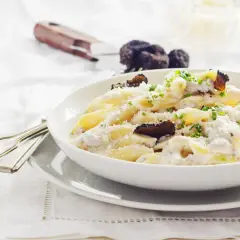 Penne cremose con funghi e tartufo nero, un piatto di pasta alla norcina che invita alla degustazione.