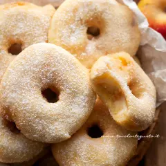 Frittelle di mele dorate e zuccherate, una delizia fatta in casa.