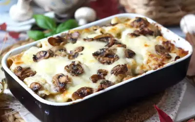 Un invitante pasta al forno con funghi e formaggio fuso, pronto per essere gustato.