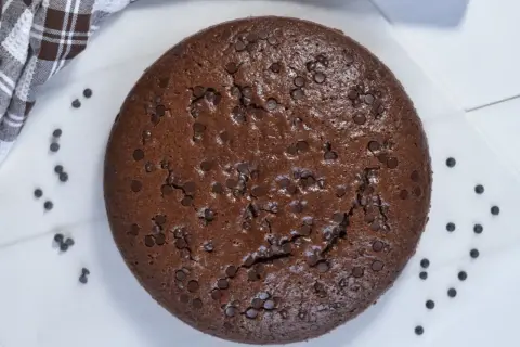 Torta al cioccolato senza burro, soffice e ricca, cosparsa di gocce di cioccolato. Un'esplosione di gusto per ogni occasione.