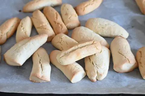 Biscotti morbidissimi in 5 minuti ricetta: una teglia piena di dolcetti dorati, perfetti per una pausa golosa.