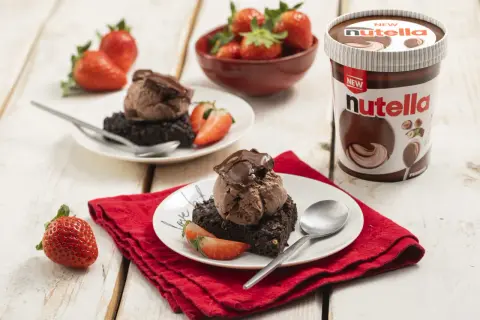 Brownies con gelato al cioccolato e fragole, accompagnati da un barattolo di Nutella. Un'esplosione di golosità!