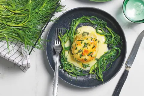 Piatto di pesce con salsa gialla e salicornia, un'idea per ricette senza glutine facili e gustose.