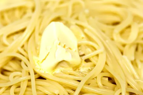 Un piatto di pasta in bianco fumante, con una generosa porzione di burro che si scioglie. Semplice e deliziosa.