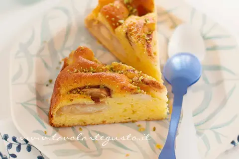 Fette di torta di mele senza burro, soffice e profumata, guarnita con pistacchi tritati.