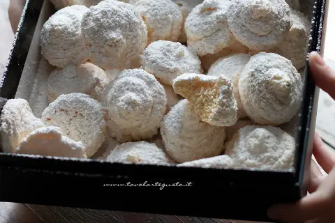 Deliziosi biscotti al cocco, soffici e ricoperti di zucchero a velo, pronti per essere gustati.