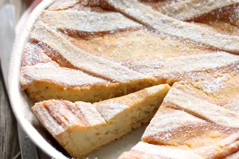 Deliziosa pastiera napoletana con la sua croccante pasta frolla, cosparsa di zucchero a velo.
