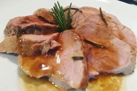 Filetto di maiale in padella morbido, succulento e profumato al rosmarino, nappato con il suo sughetto.