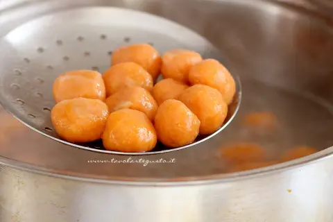 Gnocchi di zucca appena scolati, pronti per essere gustati.
