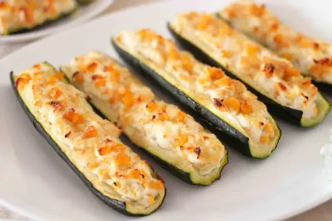 Zucchine ripiene vegetariane dorate e gratinate, un piatto gustoso e leggero.