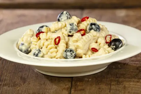 Pasta al tonno in bianco con olive nere e peperoncino, un piatto semplice ma gustoso.