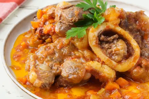 Ossobuco succulento in umido con verdure, un'ottima ossobuco ricetta veloce per un pranzo saporito.