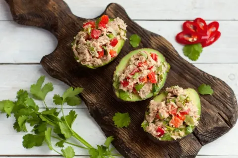 Avocado ripieni di tonno e verdure, un'idea fresca per le tue ricette con avocado.