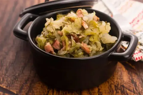 Cavolo cappuccio stufato con pancetta, un'idea gustosa per le tue ricette.
